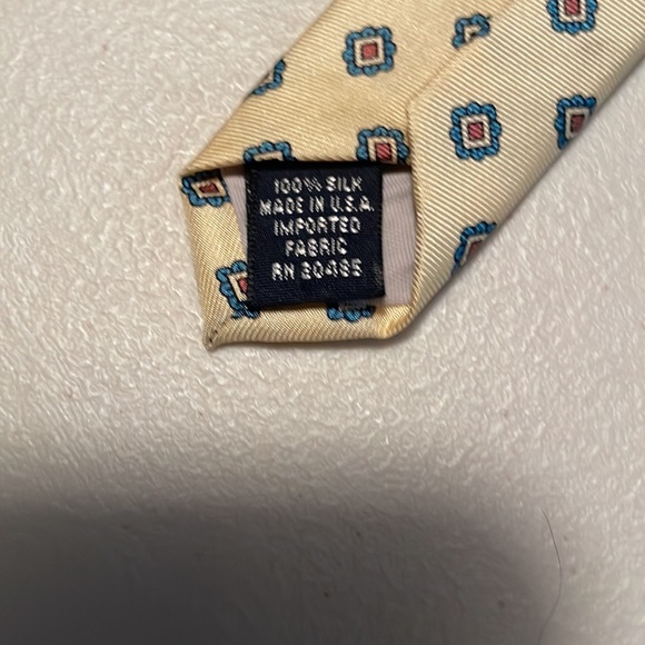 Stafford yellow floral Foulard silk tie made in the USA - Picture 3 of 5